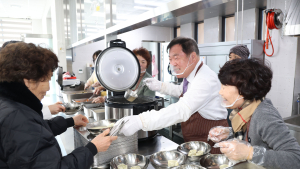 이승화 산청군수, 무료 배식 봉사 활동