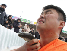 설 황금연휴 첫날 화천산천어축제 즐기는 사람들[쿠키포토] 