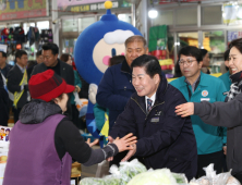 공영민 고흥군수, 설 맞이 전통시장 방문하며 민생 현장 점검