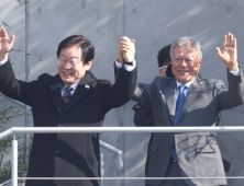 문재인 “이재명, ‘통합’ 잘 보여줘”…이재명 “통합하는 행보 이어갈 것”