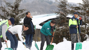 진안군, 설 연휴 기록적 폭설에 제설작업 분주