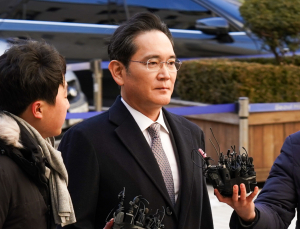 이재용 회장 법원 도착…2심서 ‘사법리스크’ 족쇄 벗을까