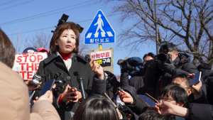 與 ‘투톱’, 윤석열 접견에…중도층 이탈 가능성 커진다