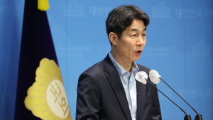 윤건영 “김성훈이 노상원에 비화폰 줬느냐”…압박 질의