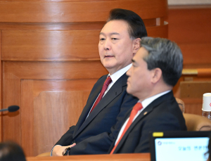 尹 “호수 위 달 그림자 쫓는 느낌…일어나지 않은 일 질문”