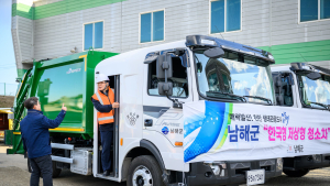 남해군, 저상형 청소차량 도입 운행...환경미화원 근무 환경 개선 
