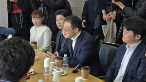 친한계 ‘언더73’, 김영삼 도서관 방문…“자유민주주의 지켜야”