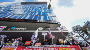 ‘윤 방어권 보장’ 재상정 앞두고 인권위 몰려간 지지자들 [쿠키포토]