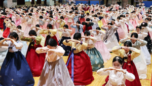 ‘오색빛깔 전통 의상 입고…’ 동명여고 한복 졸업식