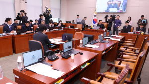 ‘명태균 특검법’ 법사위 상정…與 “이재명 대선 위한 고속도로” 반발 퇴장