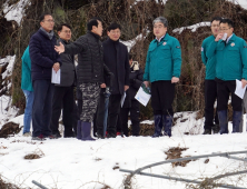 [포토] 임상섭 산림청장, 폭설 피해 임산물 재배시설 점검