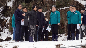 [포토] 임상섭 산림청장, 폭설 피해 임산물 재배시설 점검