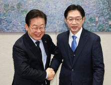 김경수와 손 맞잡은 이재명 “지사님 지적이 완벽히 옳다”