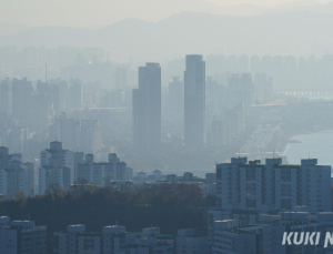 “마스크 챙기세요”…포근한 날씨 속 미세먼지 ‘나쁨’ [날씨]