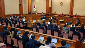 비상계엄에 대한 상반된 평가…“최악의 헌정 파괴” vs “대국민 호소용”
