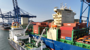 부산항 신항  국내최초 'LNG 벙커링·컨테이너 하역 동시작업' 상업 운영 성공