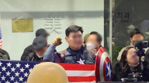 ‘캡틴 아메리카’ 복장에 경찰서 난입 시도 尹지지자…구속 갈림길