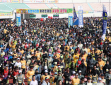 전국 마라토너 1만여명이 명품 코스에서 펼쳐진 '제21회 밀양아리랑마라톤대회' 질주