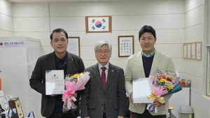 [포토]이한영·문관현 강원도의원, 대한노인회 태백시지회 감사패 받아