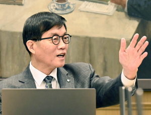 당분간 금리 묶일까…이창용 총재 “금통위원 4명, 3개월 동결 의견”