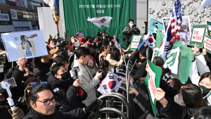아수라장 된 이화여대 탄핵 찬반 집회