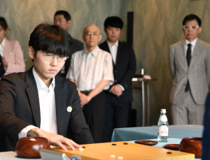 세계 1위 신진서, 2위 왕싱하오 제압…메이저 V8 보인다
