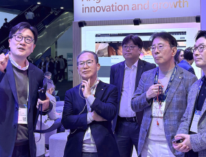 양종희 KB금융 회장, MWC25 참관…금융·통신 시너지 논의 外 신한은행·우리은행 [쿡경제]