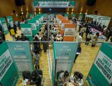 서류가방 든 백발의 구직자들…중장년 취업박람회 [쿠키포토]