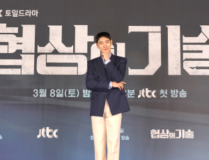 ‘협상의 기술’ 감독 “이제훈, 백발 분장 위해 언제나 4시간 먼저 왔다”