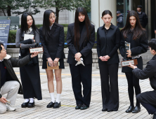 ‘NJZ 독자 행보’ 뉴진스, 정장 입고 법정 출석…“노예처럼 묶어두려 해”