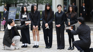 ‘NJZ 독자 행보’ 뉴진스, 정장 입고 법정 출석…“노예처럼 묶어두려 해”