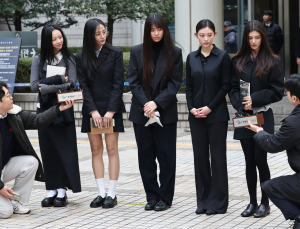 ‘NJZ 독자 행보’ 뉴진스, 정장 입고 법정 출석…“노예처럼 묶어두려 해”