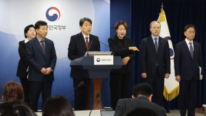 백기 든 정부, 반발하는 의료계·환자…의대생은 ‘요지부동’