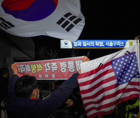 자정 넘어서도 서울구치소로 몰린 尹 지지자들 [쿠키포토]