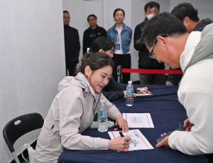 프로당구 경기보고 스타들 사인받자…PBA, ‘월드챔피언십’ 현장 이벤트 개최