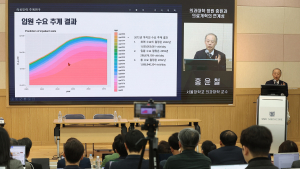 “의사 부족” vs “초과 공급”…계속되는 적정 의료인력 논쟁