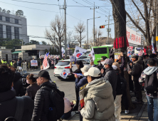 헌재 앞 탄핵 찬반 집회로 아수라장…초등학교까지 울린 고성