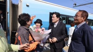 동해선 관광열차에 타고 부산·경남 관광객 '우르르'