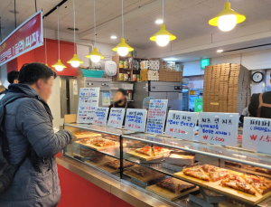 “비싸서 외식 아니면 안 먹죠”…출혈경쟁에도 피자 업계는 고전 중