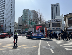 교차로 한가운데 시위 트럭 떡하니…경찰은 ‘외면’