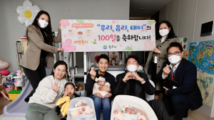 원강수 원주시장, 세쌍둥이 가정 찾아 백일 축하