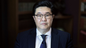전방위 압박에 백기 든 MBK, 김병주 회장 ‘사재’ 턴다