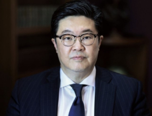전방위 압박에 백기 든 MBK, 김병주 회장 ‘사재’ 턴다