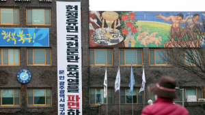 “尹 파면하라”…현수막 내건 광주 북구청장 고발당했지만 “헌재 판결까지 철거 안한다”