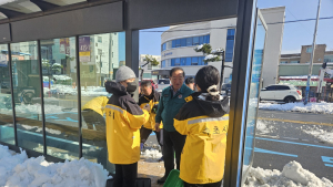 제설 작업에 구슬땀 흘리는 이병선 속초시장과 공무원들