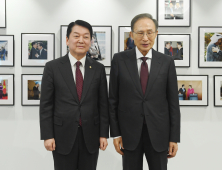 ‘與 대권 잠룡’ 안철수‚ 이명박 전 대통령 만나 환담 [쿠키포토]