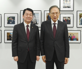 ‘與 대권 잠룡’ 안철수‚ 이명박 전 대통령 만나 환담 [쿠키포토]