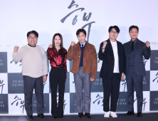“판단은 대중 몫이지만”…‘승부’, 유아인 품고 이병헌에 올인 [쿠키 현장]