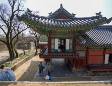 ‘춘분’ 봄바람 머금은 창덕궁…나들이객 북적 [쿠키포토]