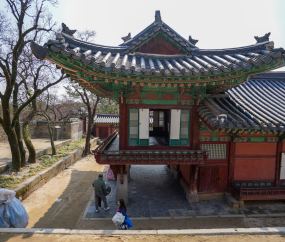 ‘춘분’ 봄바람 머금은 창덕궁…나들이객 북적 [쿠키포토]